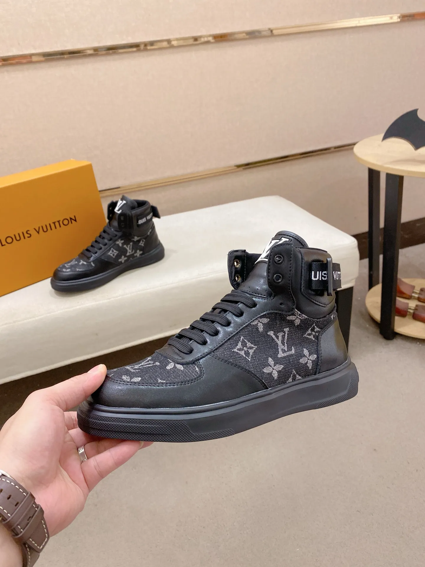 Men's shoes 400💰louis vuitton (Louis Vuitton/lv)🔍🔍The new counters are on sale at the same time. The uppers are imported from Italy. ⃣️Re-engraved🇮🇹💪💪, ⚠Sole: The original sole is specially provided by the original factory, the exclusive movable molded sole is super comfortable, ⚠Original and single goods 🔍high quality, you can enter and leave the counter at will, welcome to compare⚠. Code number: 38-44 (45/customized, non-refundable)